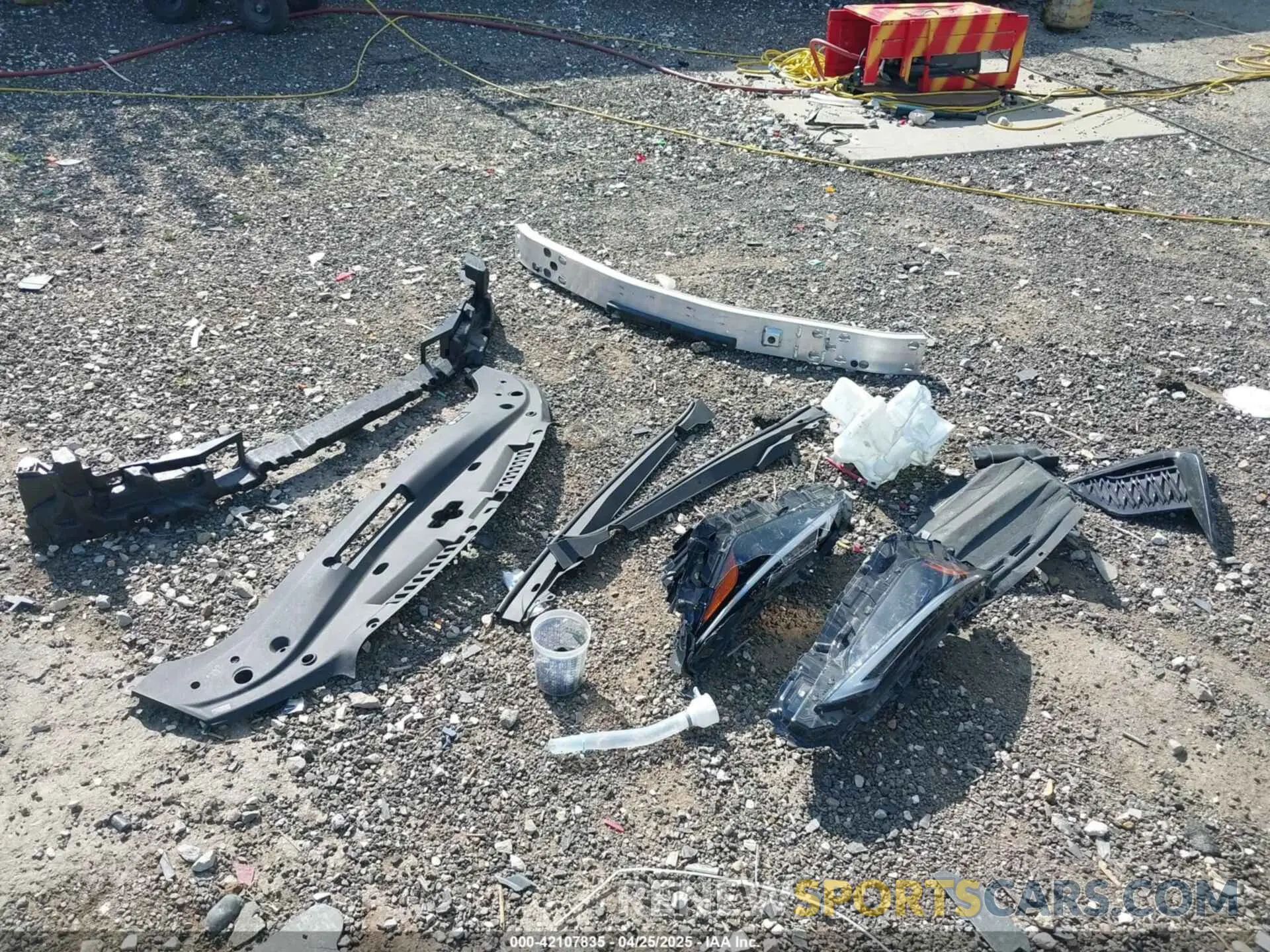 12 fotografías del automóvil dañado JTHAP1D21P5003423 LEXUS IS 500 2023