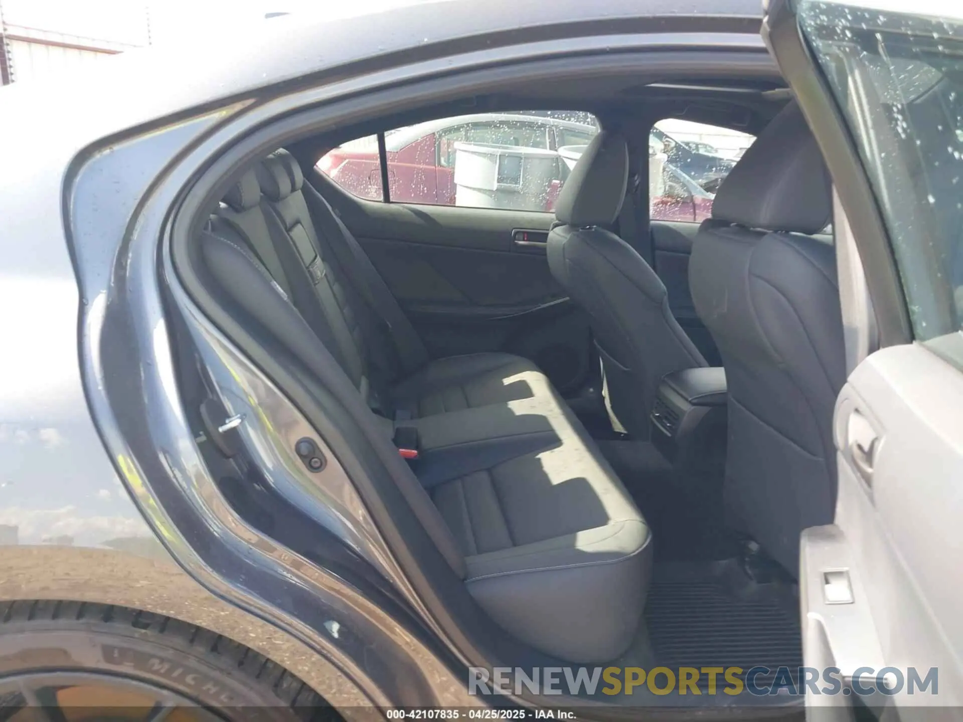 8 fotografías del automóvil dañado JTHAP1D21P5003423 LEXUS IS 500 2023