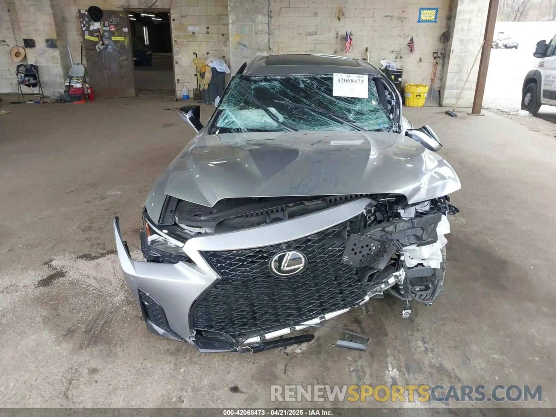 13 fotografías del automóvil dañado JTHAP1D22P5002345 LEXUS IS 500 2023