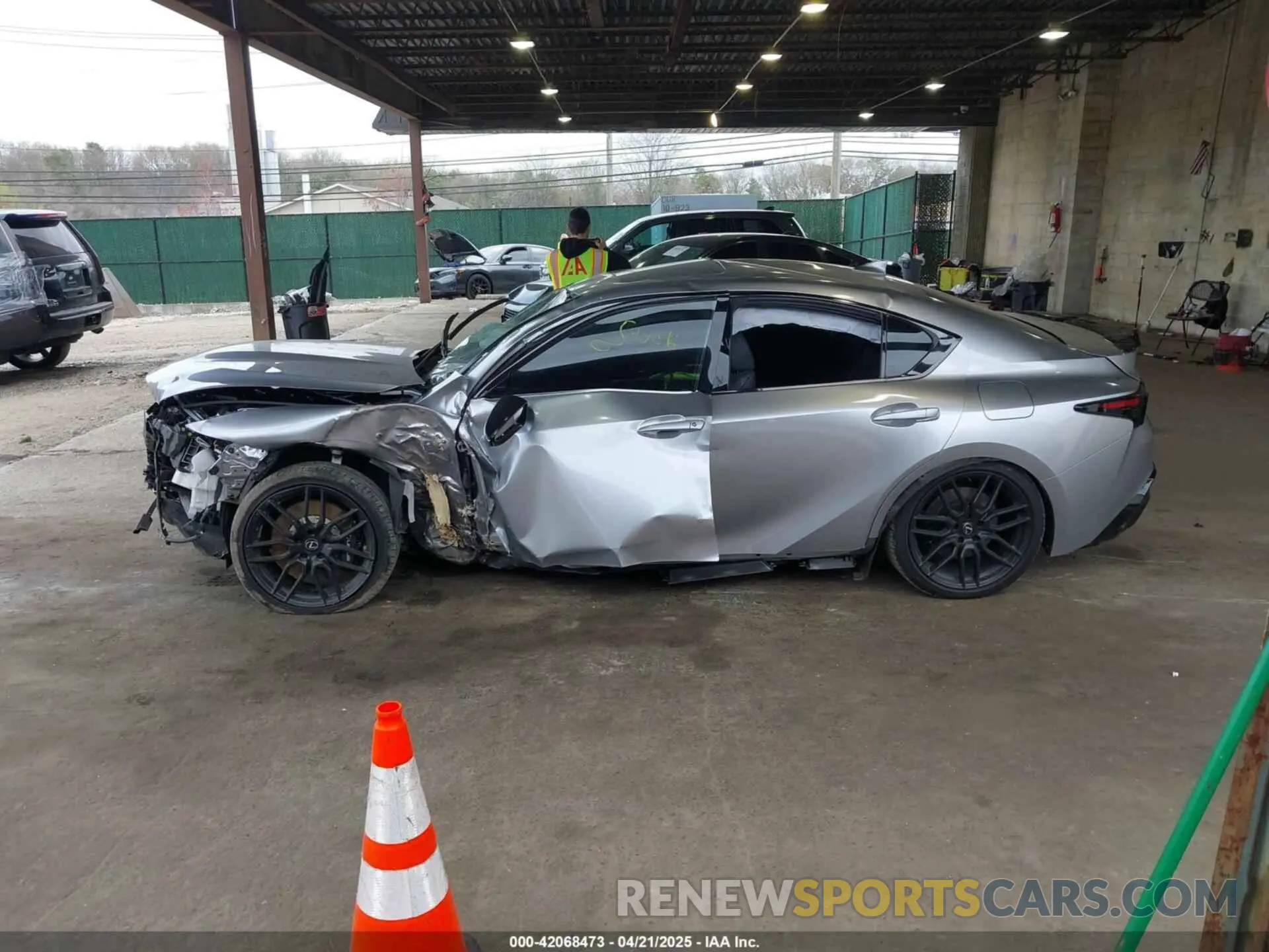15 fotografías del automóvil dañado JTHAP1D22P5002345 LEXUS IS 500 2023