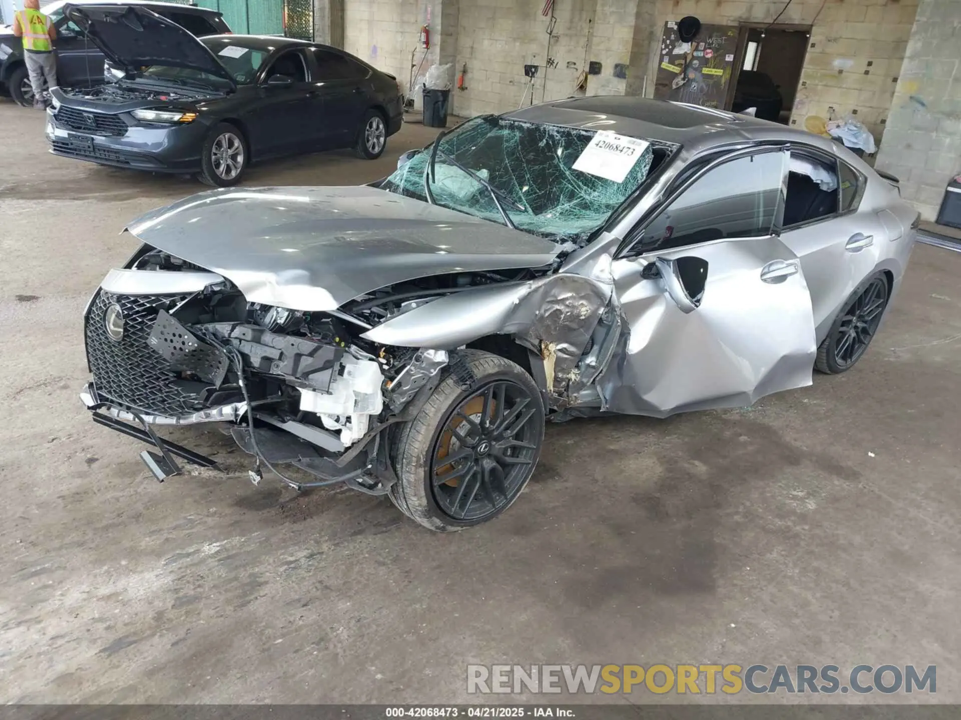 2 fotografías del automóvil dañado JTHAP1D22P5002345 LEXUS IS 500 2023