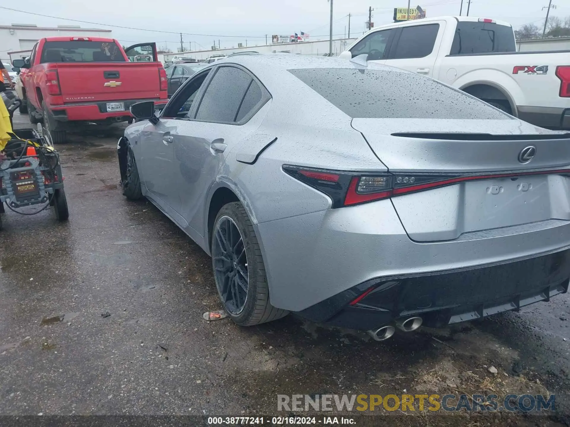 3 fotografías del automóvil dañado JTHAP1D29P5003203 LEXUS IS 500 2023