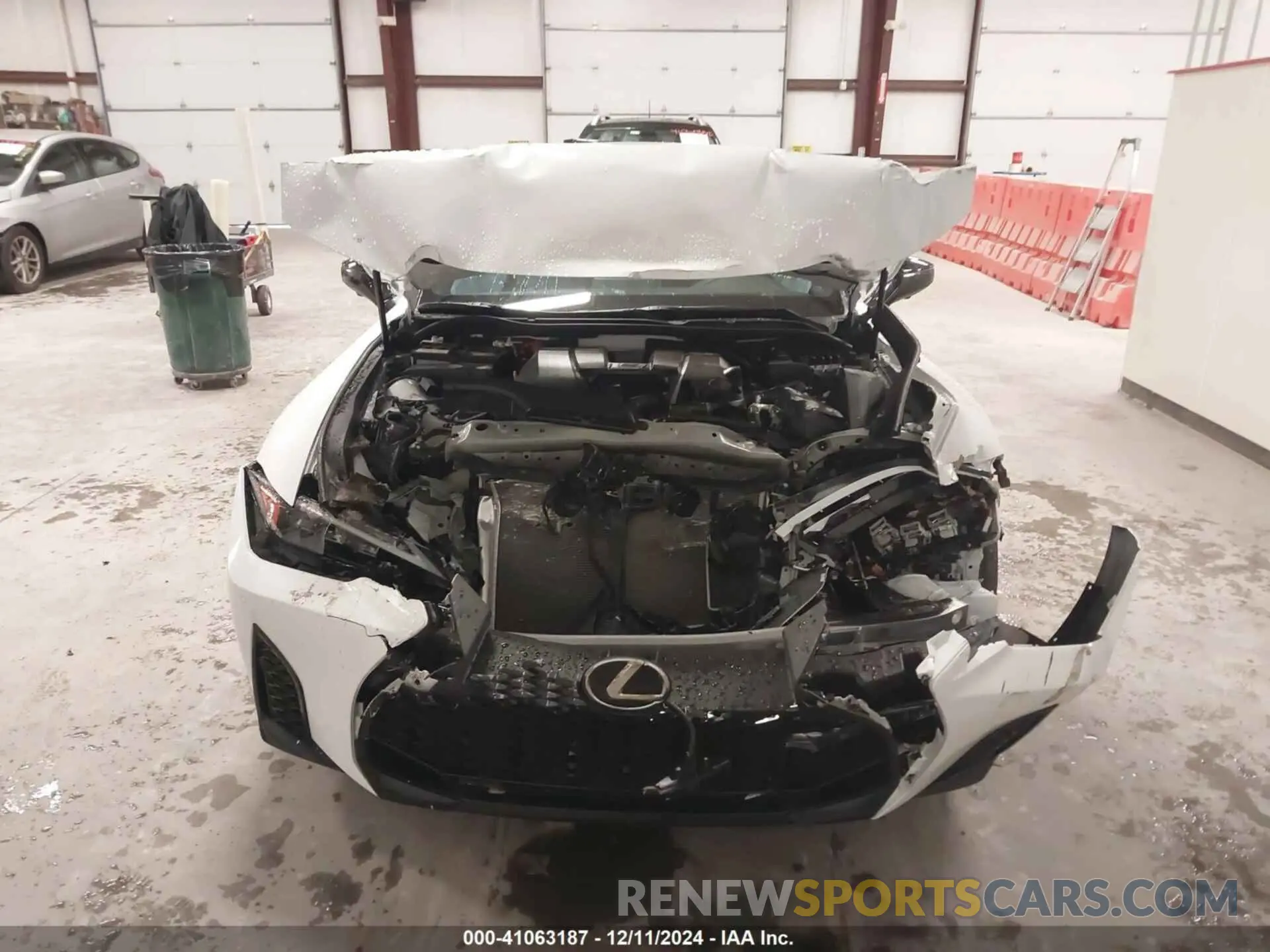 12 fotografías del automóvil dañado JTHAP1D25R5005422 LEXUS IS 500 2024