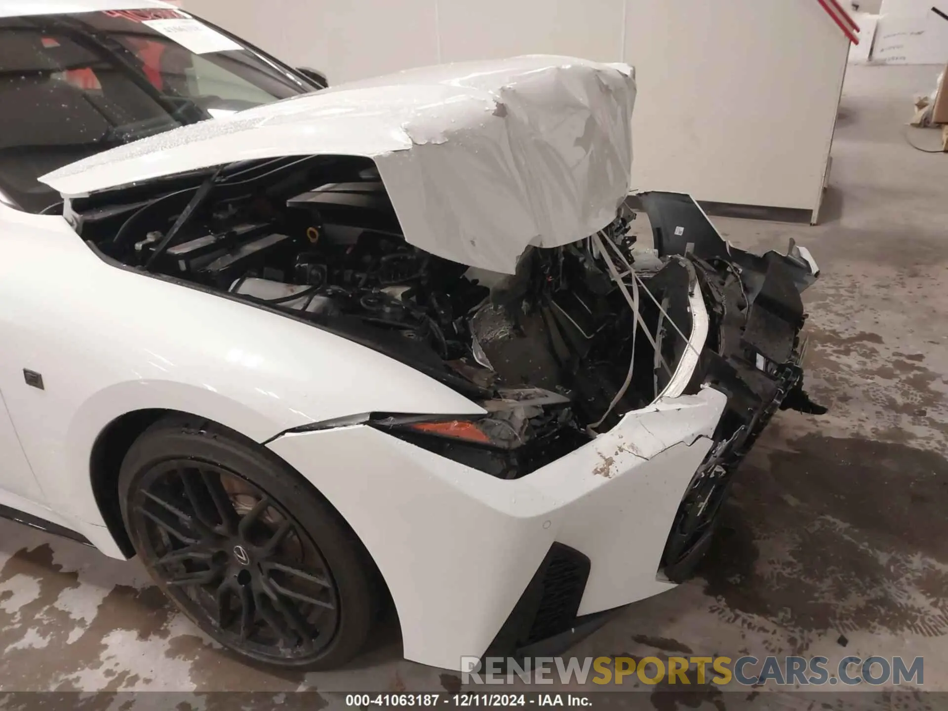 18 fotografías del automóvil dañado JTHAP1D25R5005422 LEXUS IS 500 2024