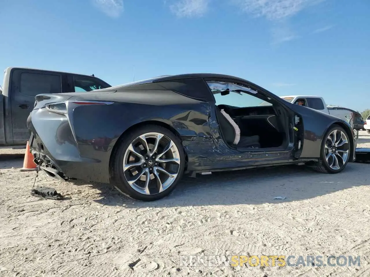 3 fotografías del automóvil dañado JTHJY5AY9NA002294 LEXUS LC500 2022