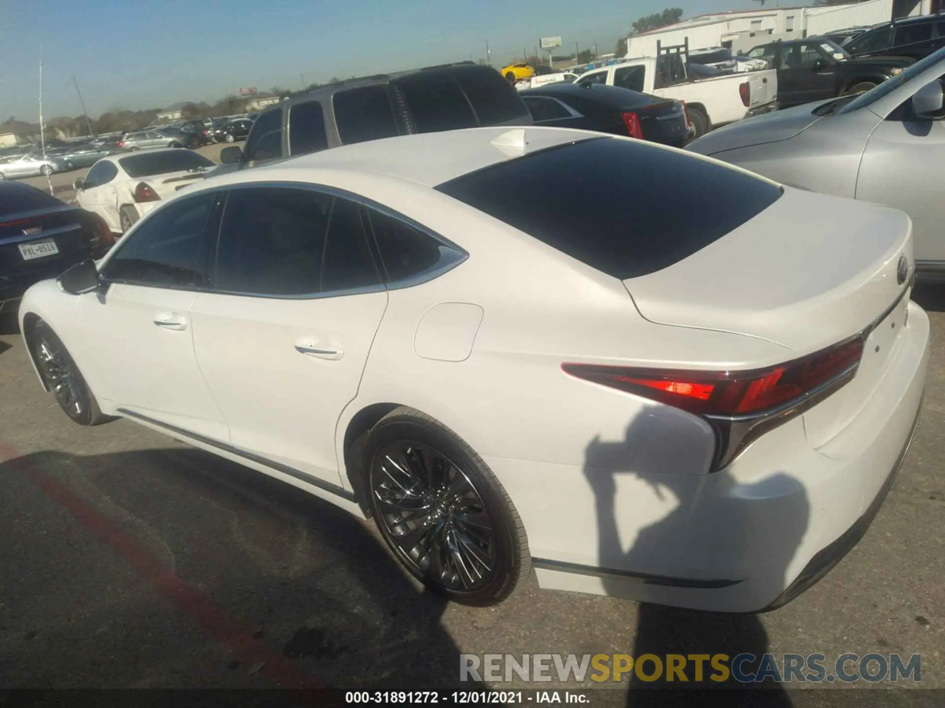 3 fotografías del automóvil dañado JTHD51FF9L5012240 LEXUS LS 2020