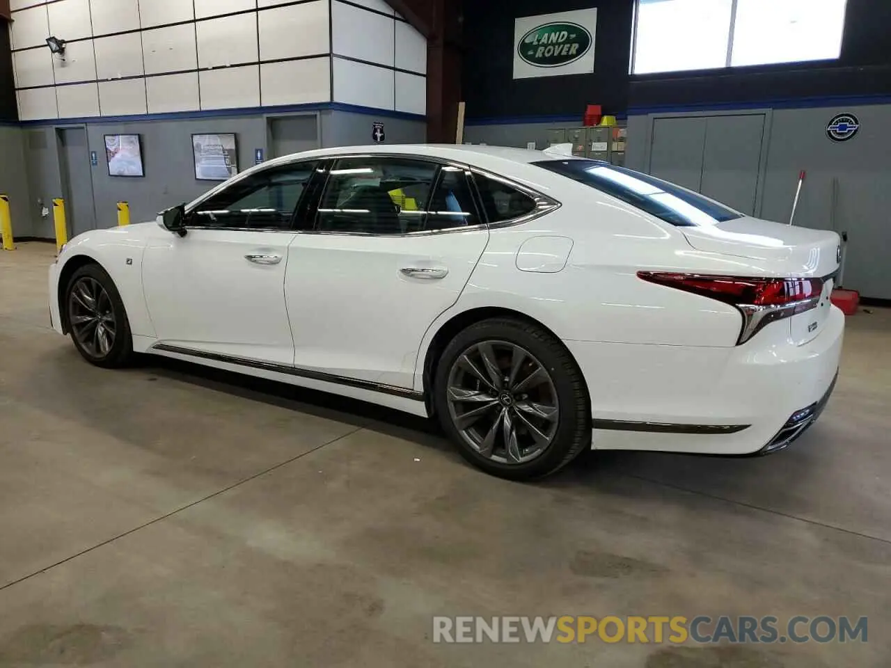 2 fotografías del automóvil dañado JTHC51FF0K5006952 LEXUS LS500 2019