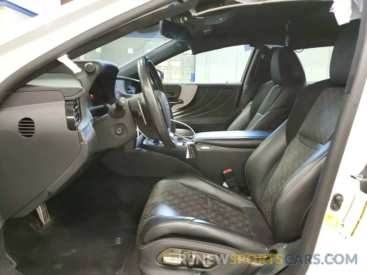 7 fotografías del automóvil dañado JTHC51FF0K5006952 LEXUS LS500 2019