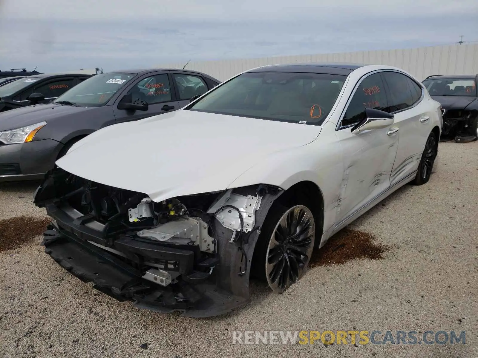 2 fotografías del automóvil dañado JTHC51FF4K5006825 LEXUS LS500 2019
