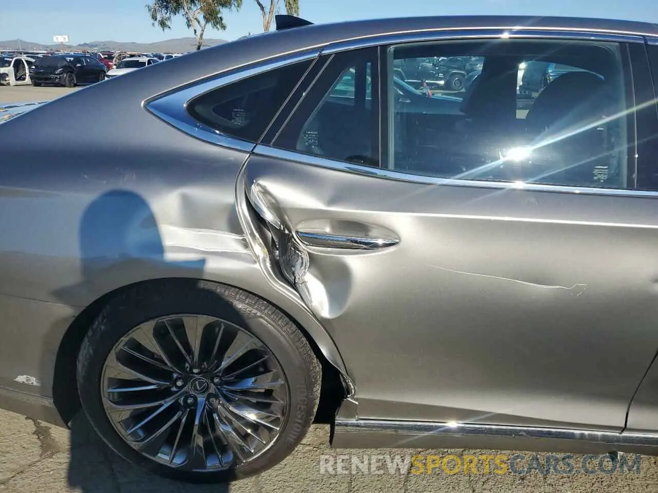 10 fotografías del automóvil dañado JTHD51FF2P5018953 LEXUS LS500 2023