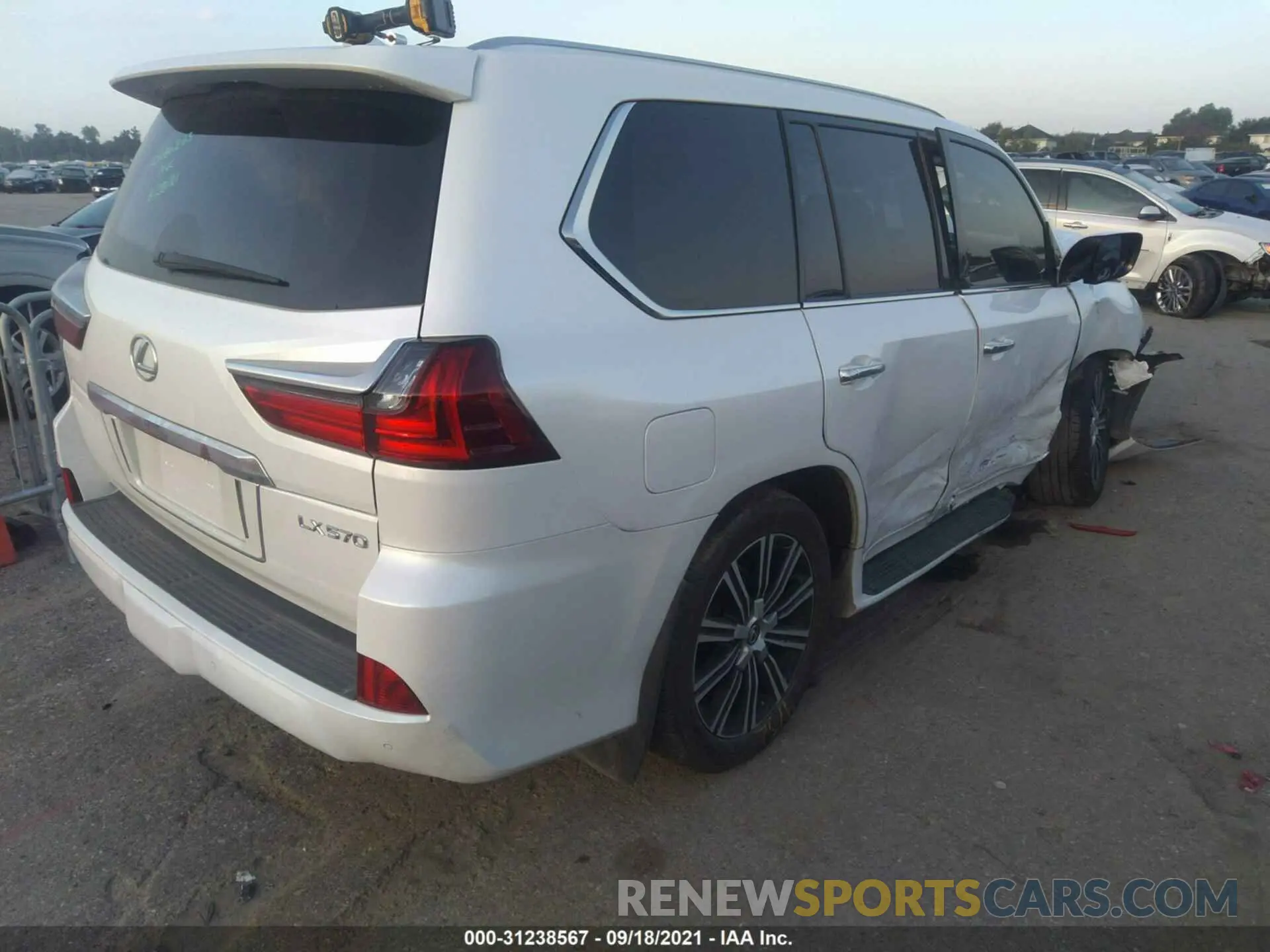 4 fotografías del automóvil dañado JTJFY7AX8M4334019 LEXUS LX 2021