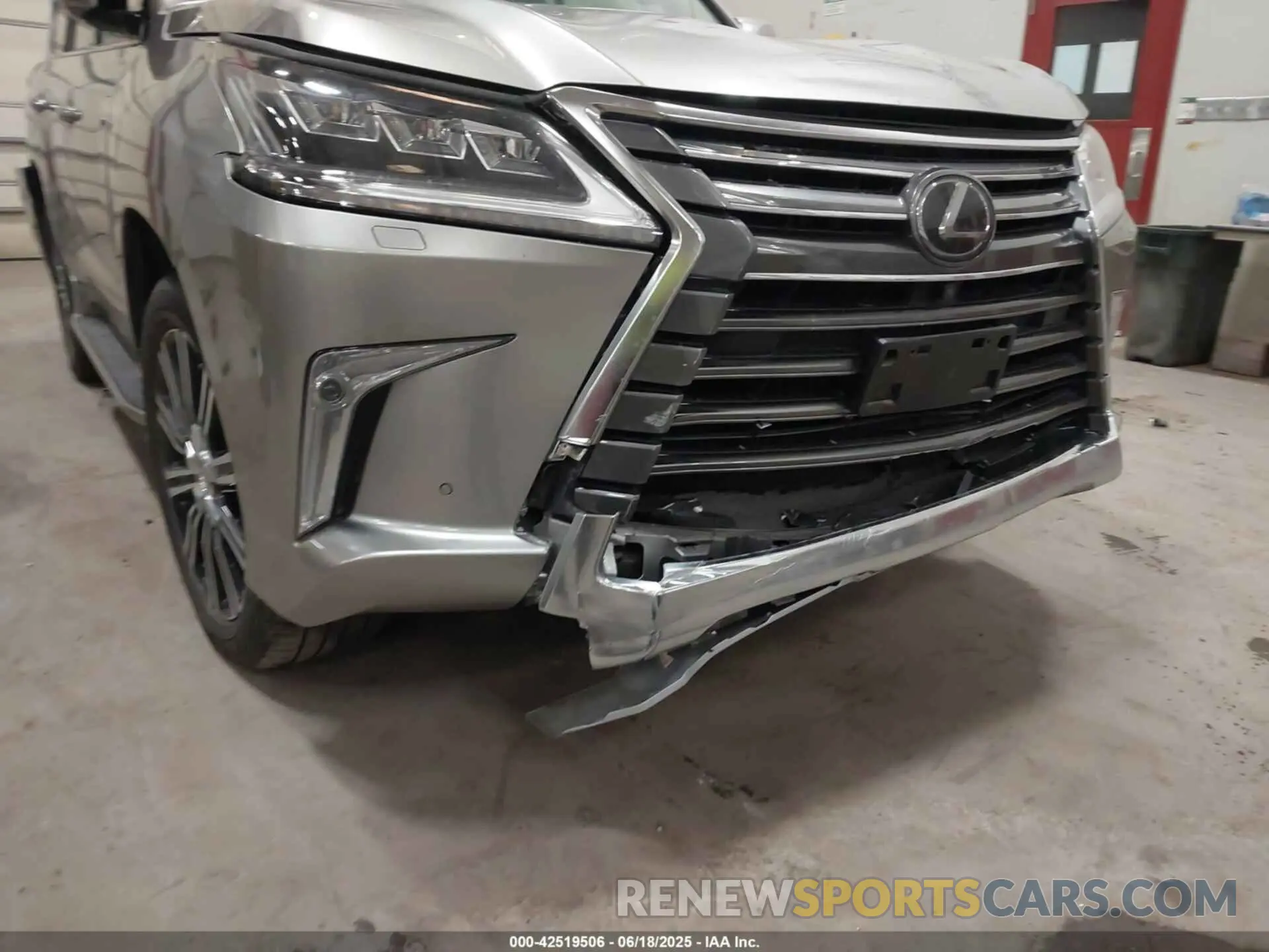17 fotografías del automóvil dañado JTJFY7AX6L4317668 LEXUS LX 570 2020
