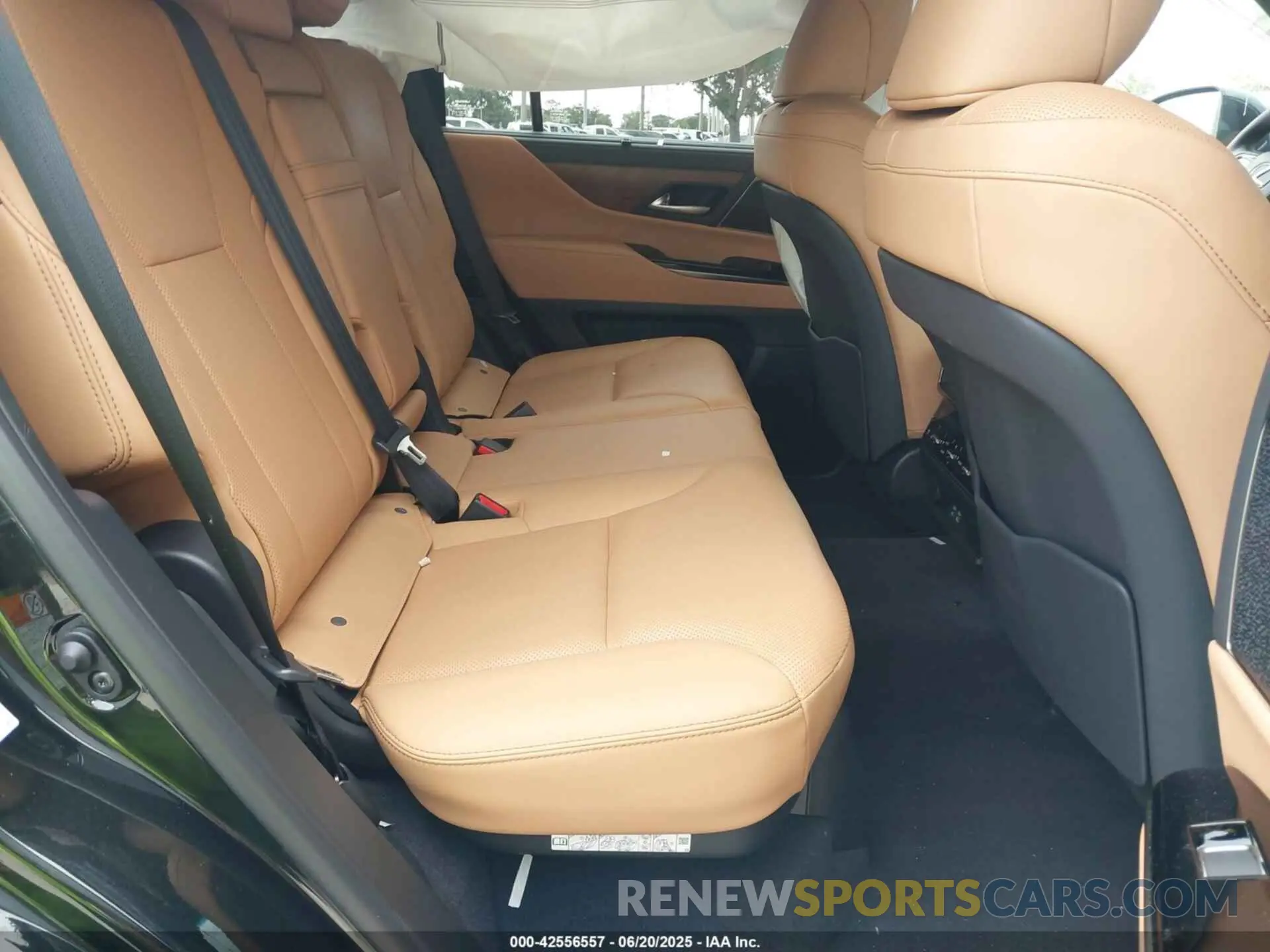8 fotografías del automóvil dañado JTJGB7CX2S4072854 LEXUS LX 600 2025