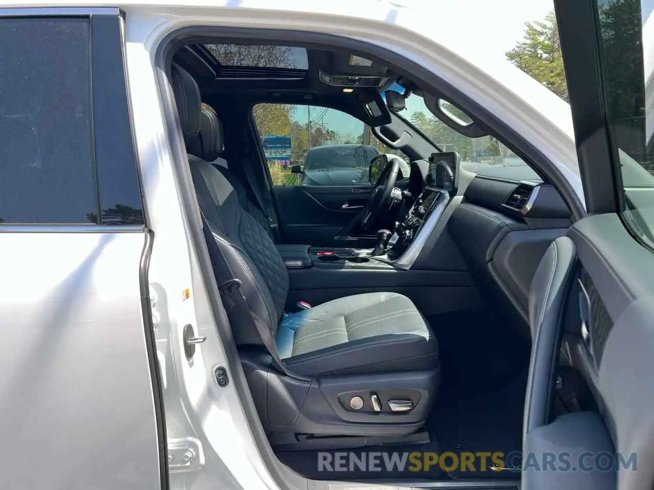 5 fotografías del automóvil dañado JTJLBACX7N4010480 LEXUS LX 600 ULT 2022