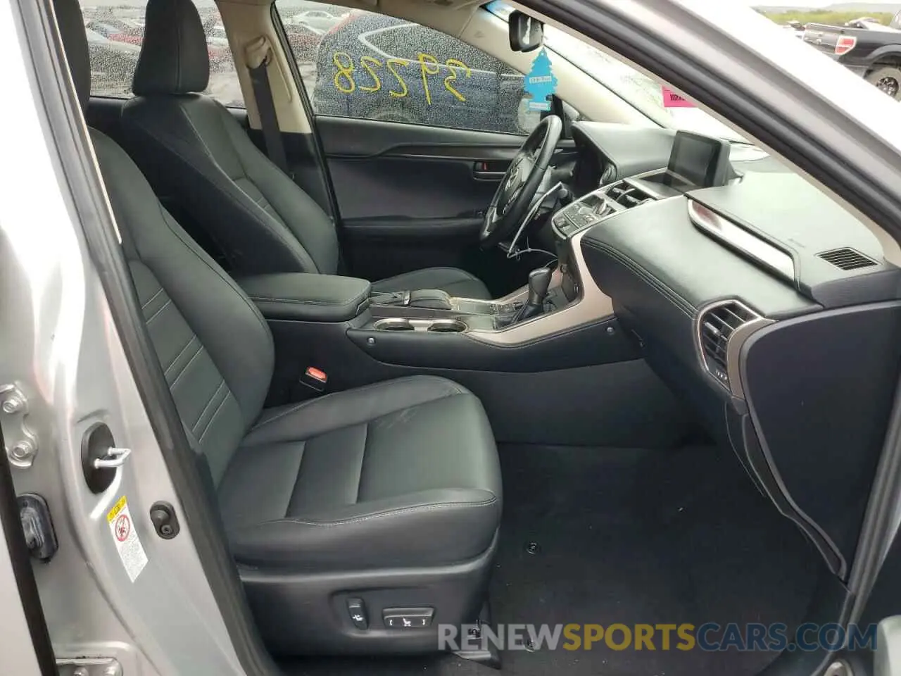 5 fotografías del automóvil dañado JTJYARBZ4K2124020 LEXUS NX 2019