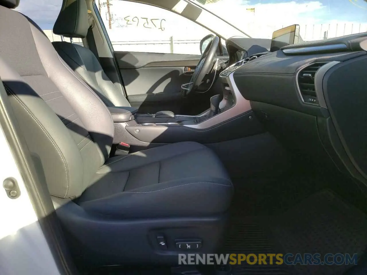 5 fotografías del automóvil dañado JTJDARDZ6L5010080 LEXUS NX 2020