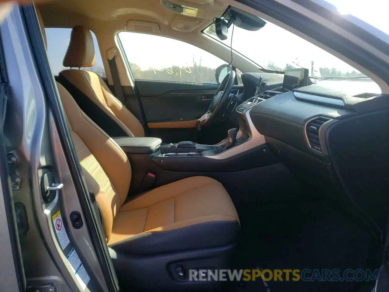 5 fotografías del automóvil dañado JTJDJRDZ5L2127103 LEXUS NX 2020