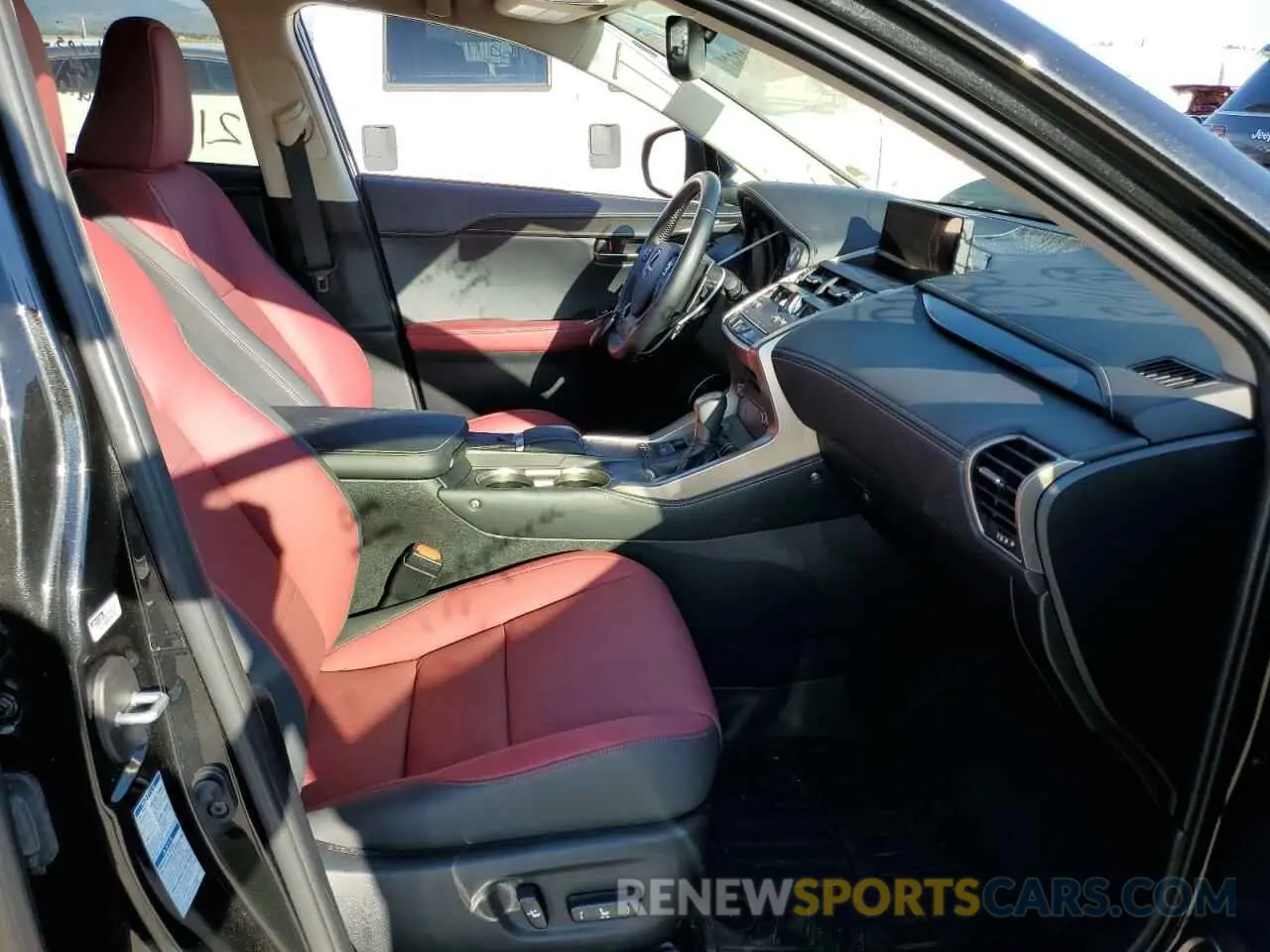 5 fotografías del automóvil dañado JTJGARDZXL5002013 LEXUS NX 2020