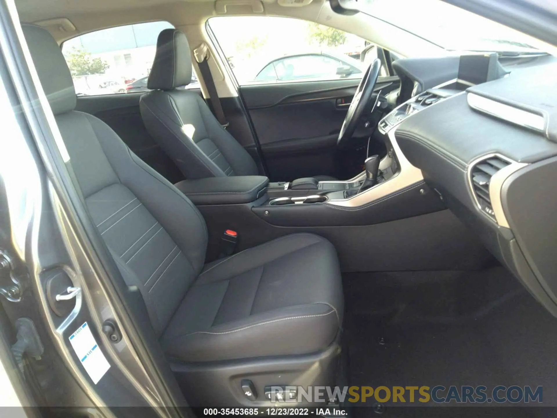 5 fotografías del automóvil dañado JTJGJRDZ8L2146001 LEXUS NX 2020