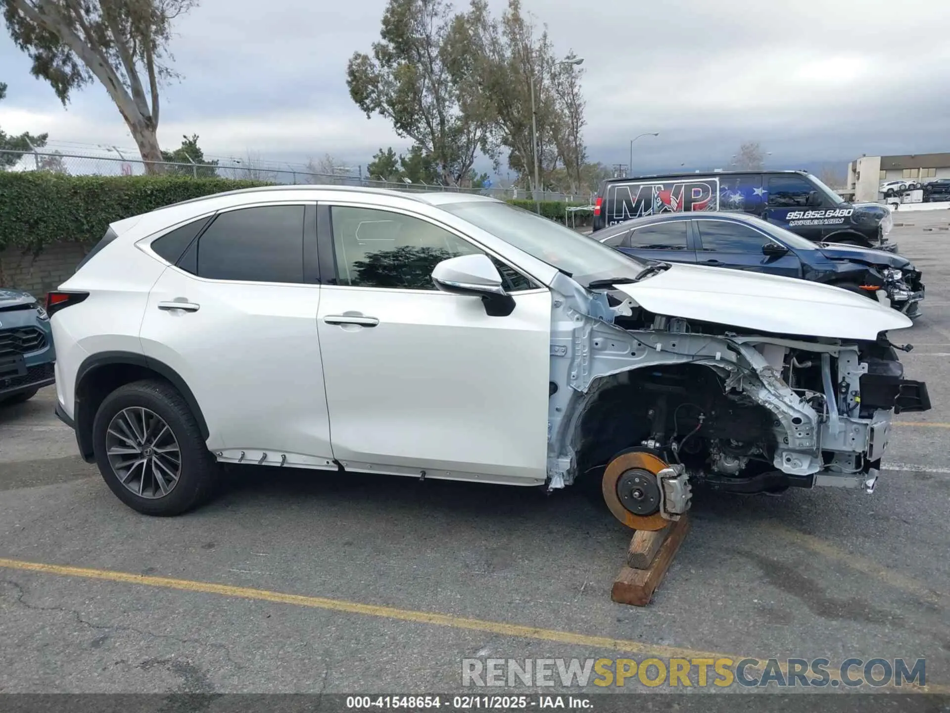 14 fotografías del automóvil dañado JTJADCAZ4R2013677 LEXUS NX 250 2024