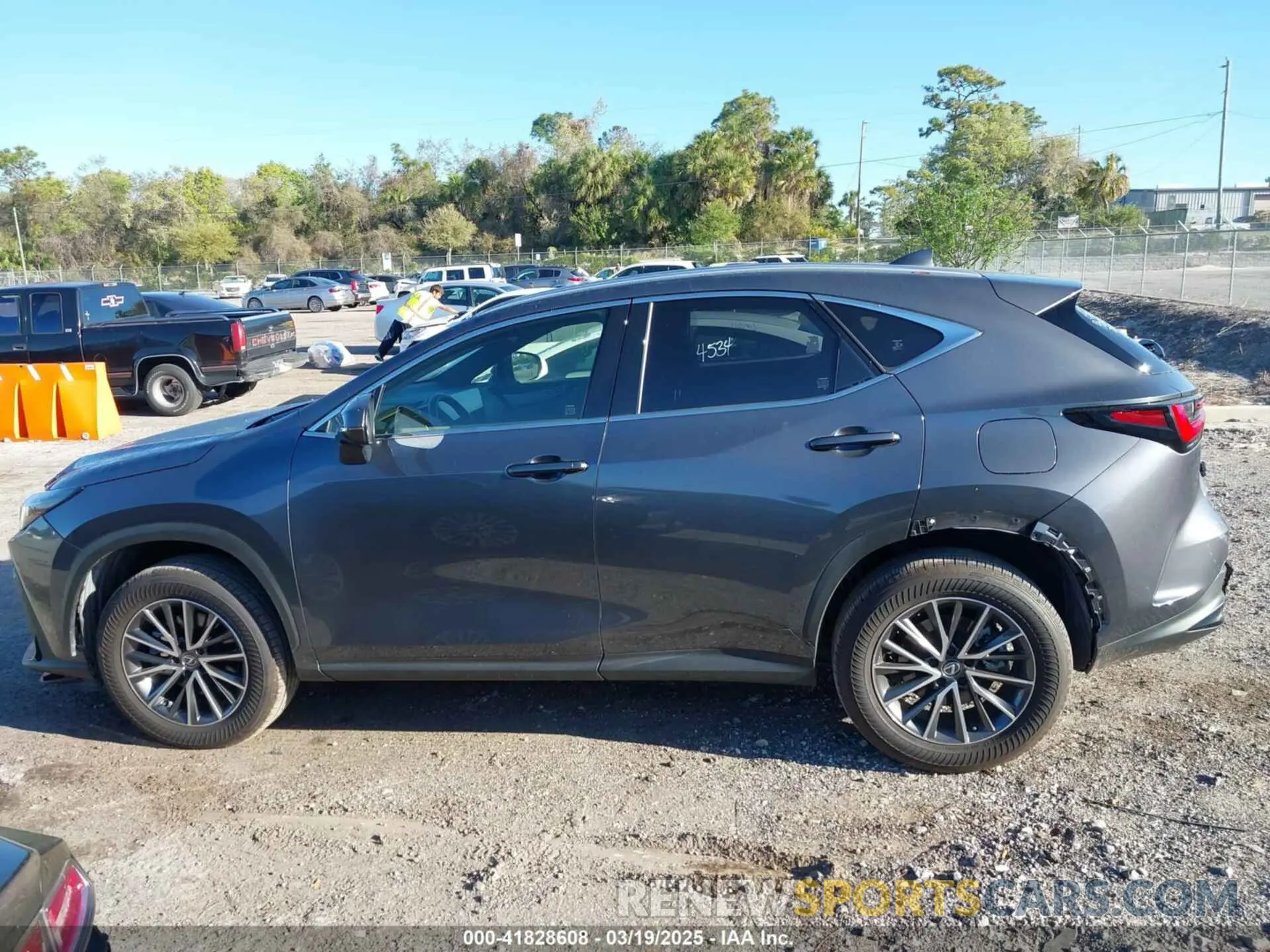 14 fotografías del automóvil dañado JTJGDCAZXR5020805 LEXUS NX 250 2024