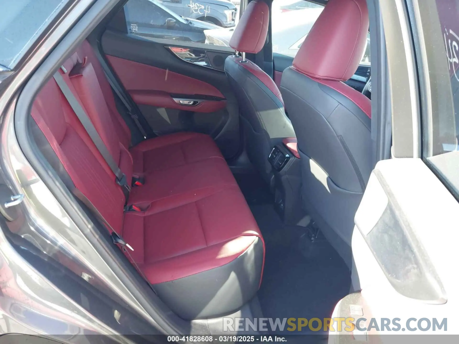 8 fotografías del automóvil dañado JTJGDCAZXR5020805 LEXUS NX 250 2024