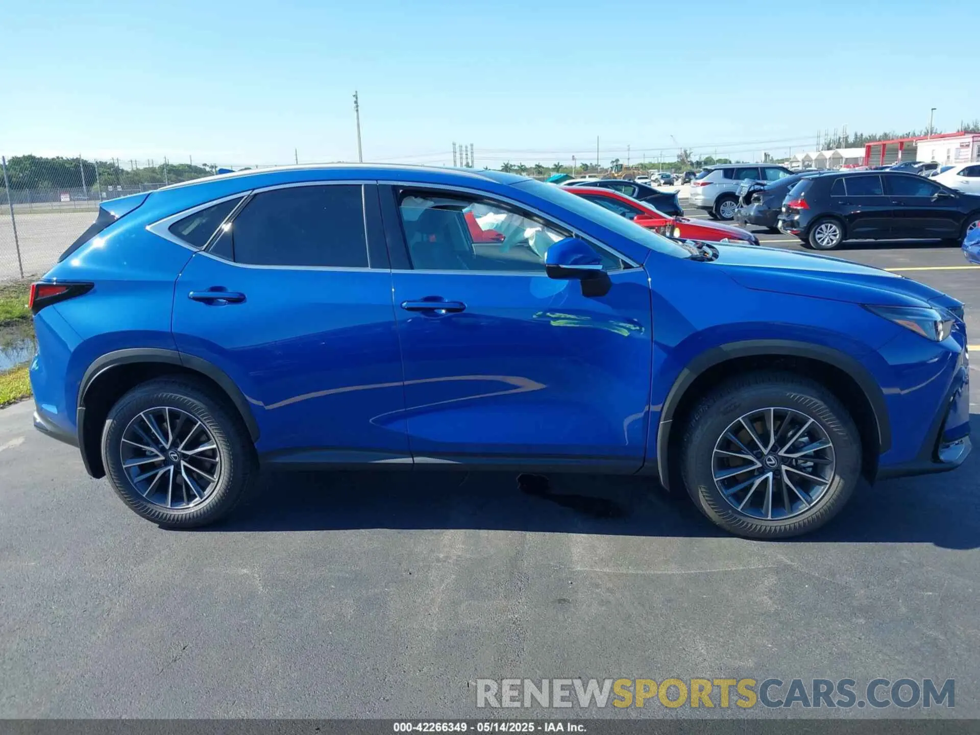 13 fotografías del automóvil dañado 2T2GDCAZ9SC024917 LEXUS NX 250 2025
