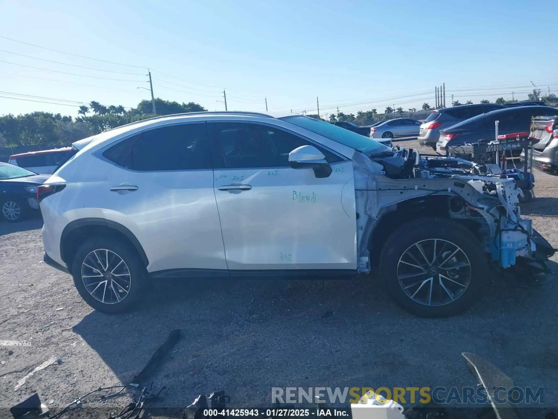 13 fotografías del automóvil dañado JTJADCAZXS2022146 LEXUS NX 250 2025