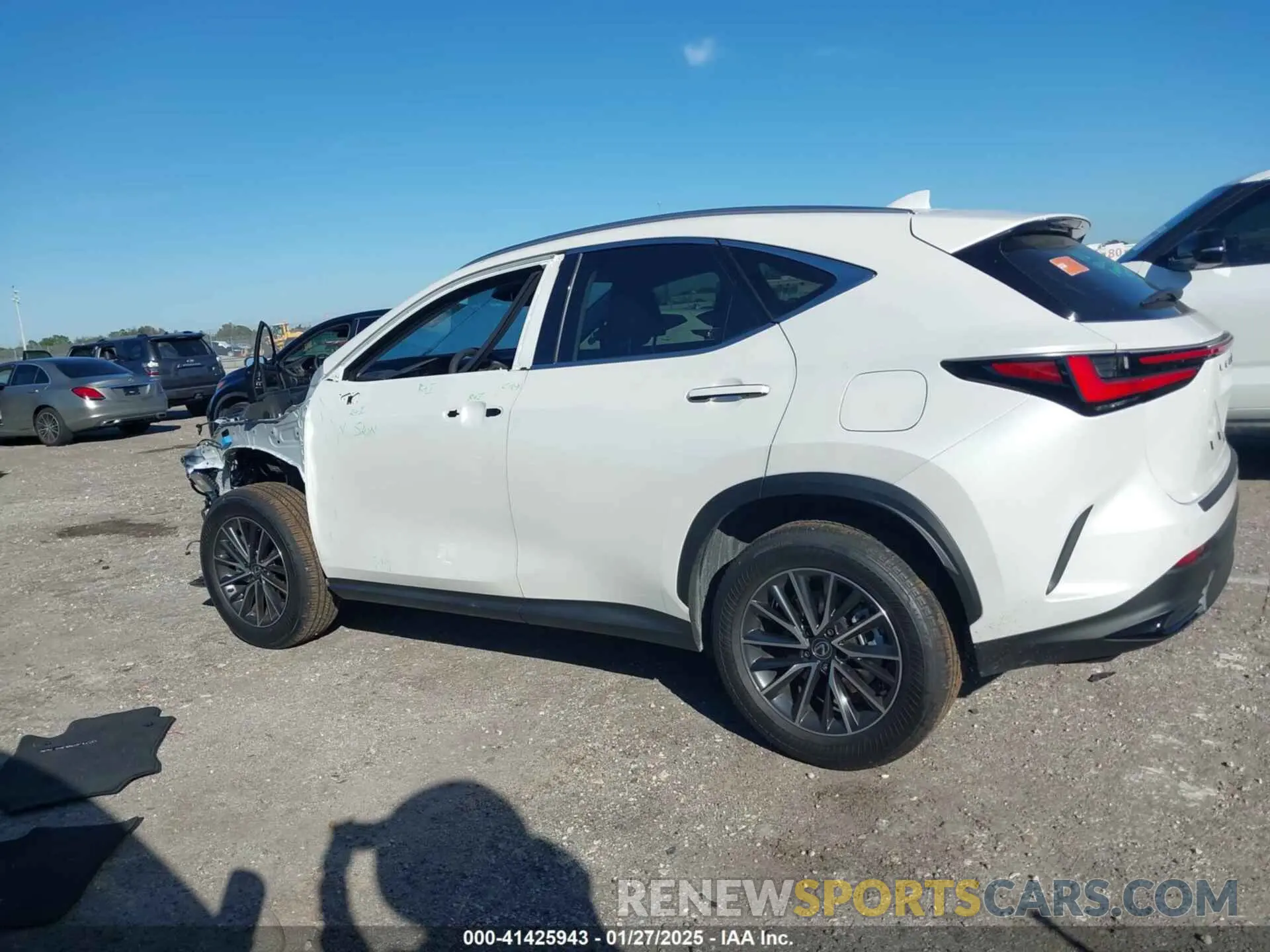 14 fotografías del automóvil dañado JTJADCAZXS2022146 LEXUS NX 250 2025