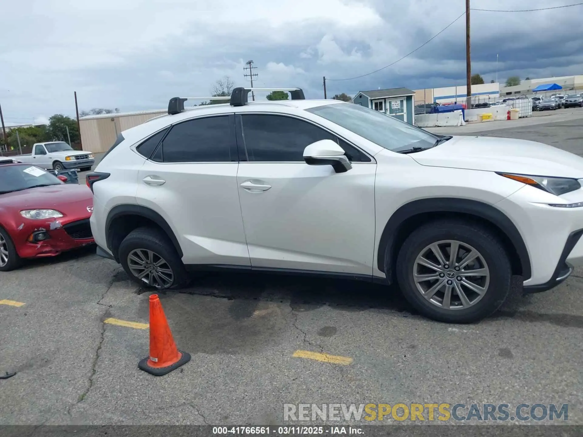 13 fotografías del automóvil dañado JTJAARBZ2L5000295 LEXUS NX 300 2020
