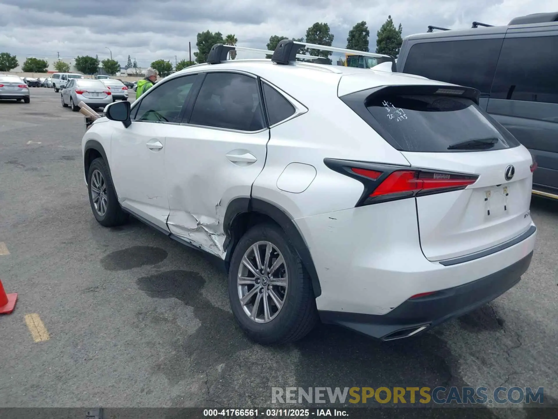 3 fotografías del automóvil dañado JTJAARBZ2L5000295 LEXUS NX 300 2020