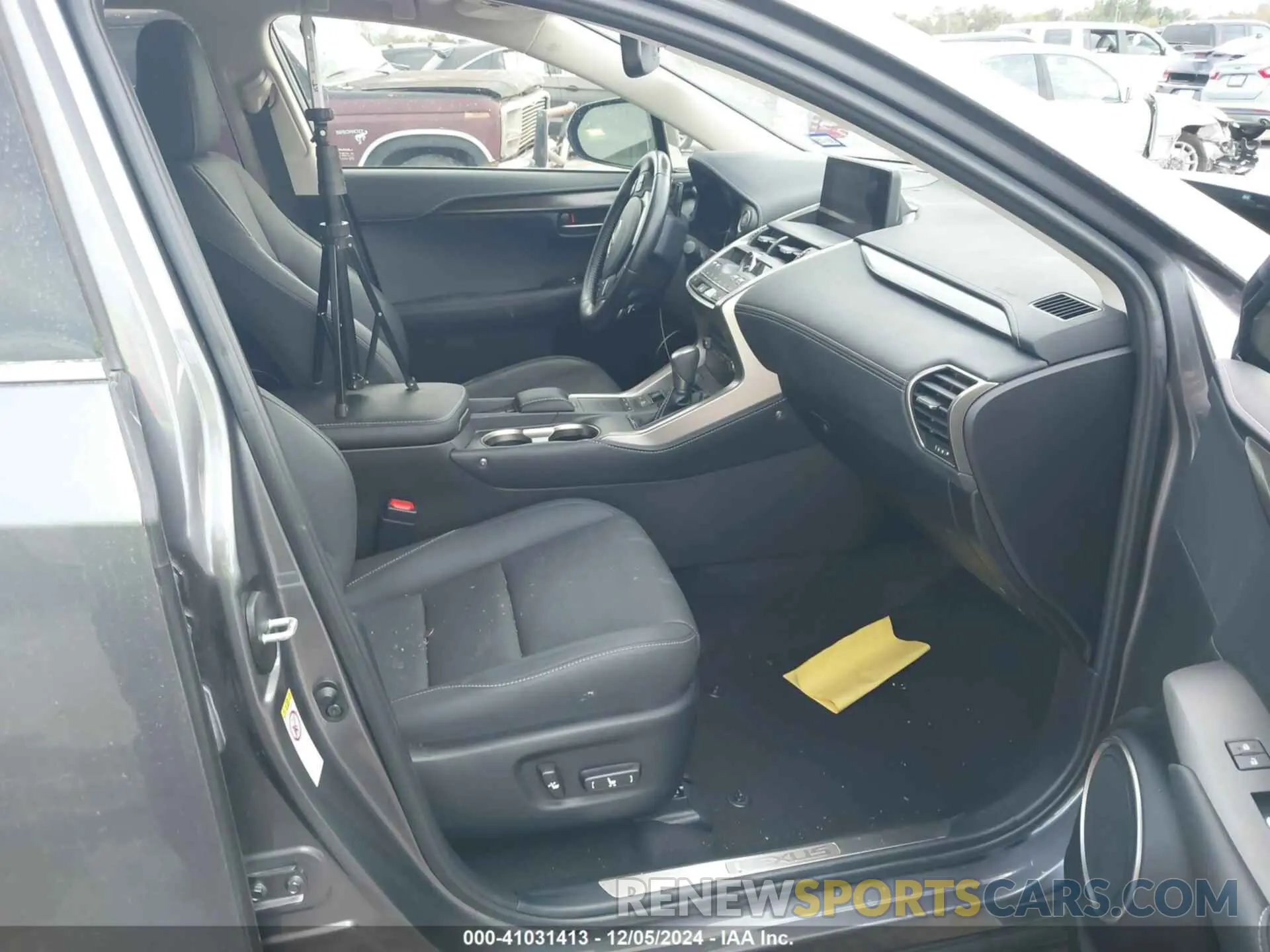 5 fotografías del automóvil dañado JTJDARBZ0L2163669 LEXUS NX 300 2020