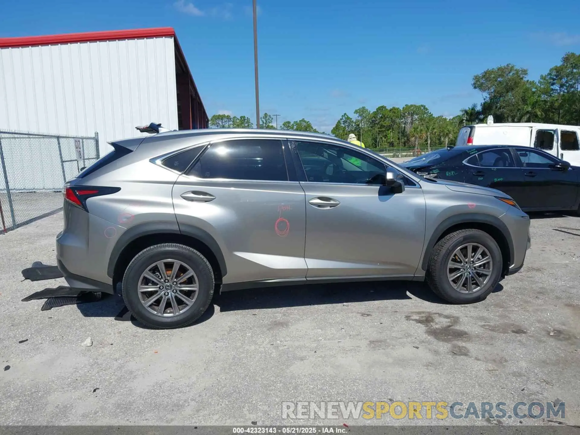 13 fotografías del automóvil dañado JTJDARBZ0L5004875 LEXUS NX 300 2020
