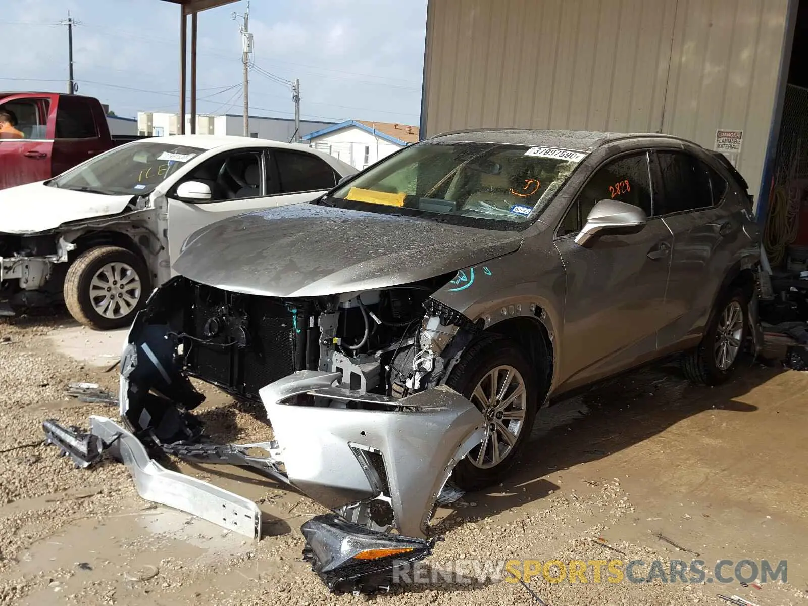 2 fotografías del automóvil dañado JTJDARBZ2L5010015 LEXUS NX 300 2020