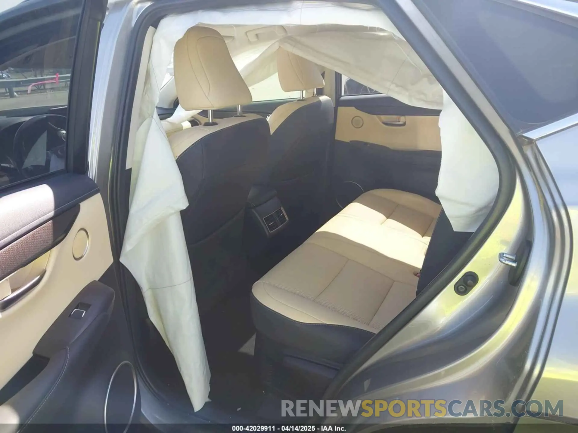 8 fotografías del automóvil dañado JTJDARBZ9L5009833 LEXUS NX 300 2020
