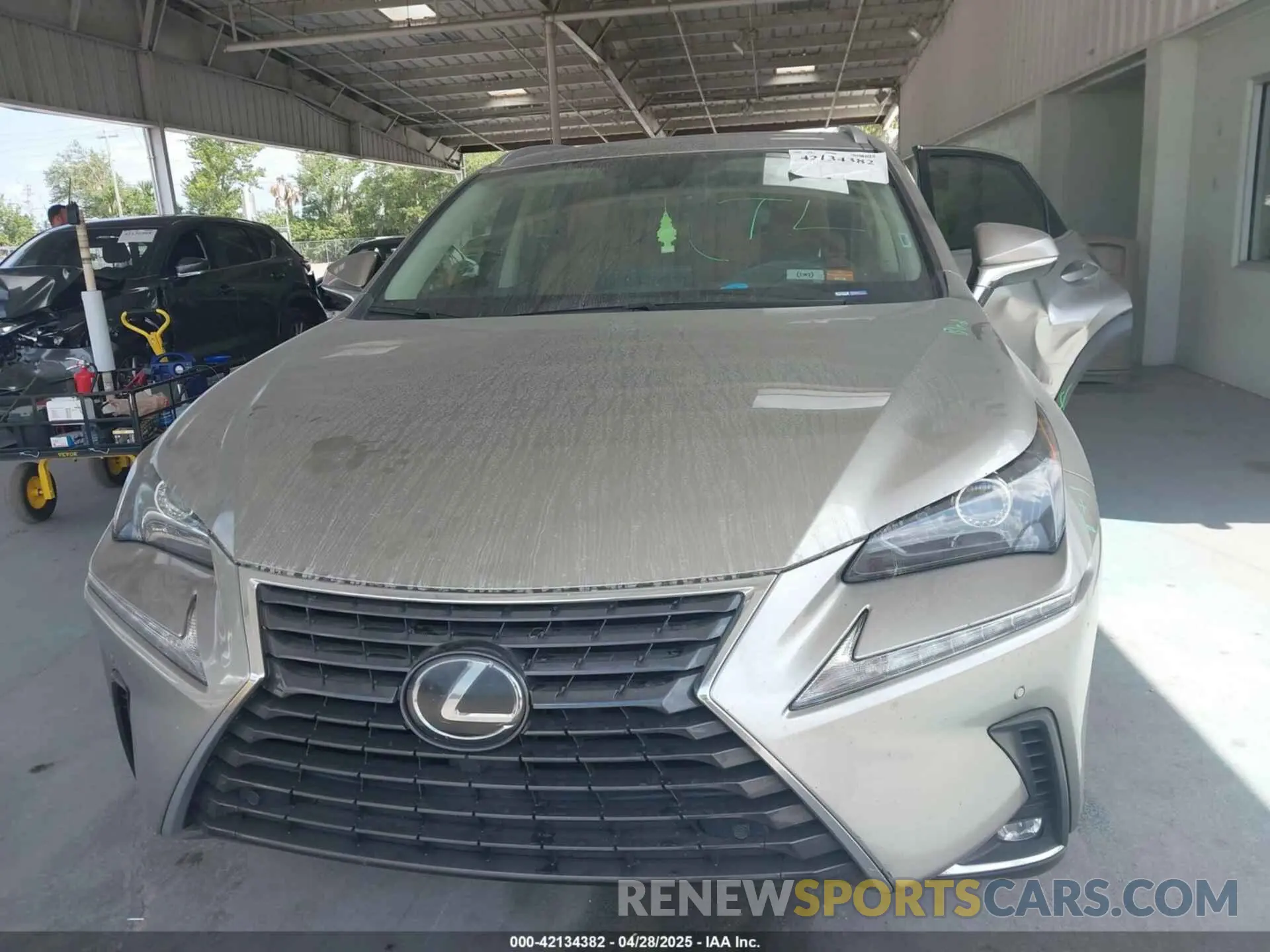 13 fotografías del automóvil dañado JTJDARBZXL2160889 LEXUS NX 300 2020