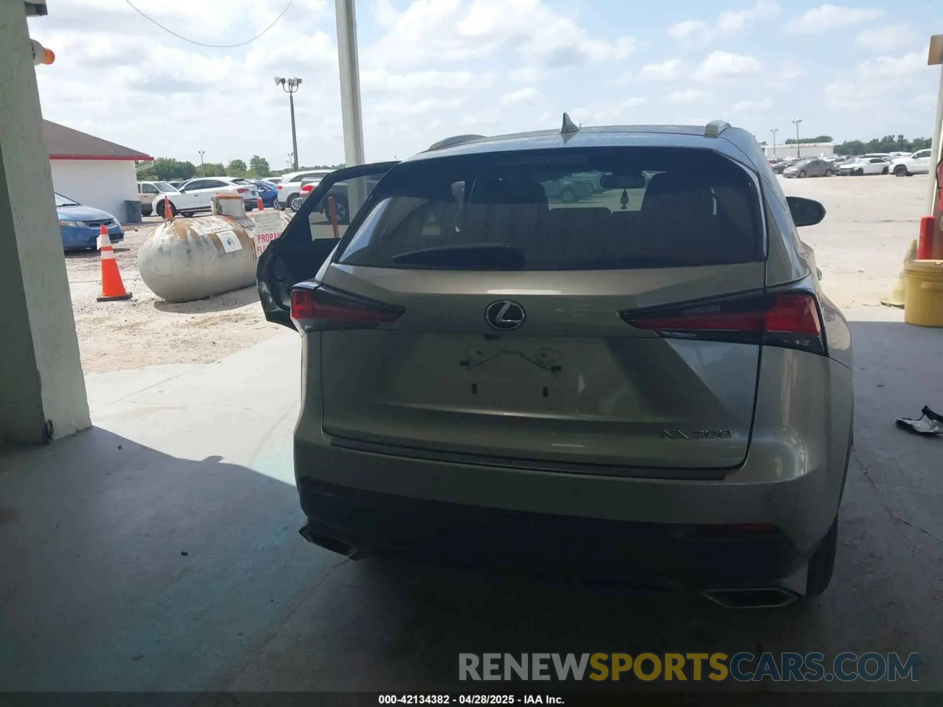 17 fotografías del automóvil dañado JTJDARBZXL2160889 LEXUS NX 300 2020
