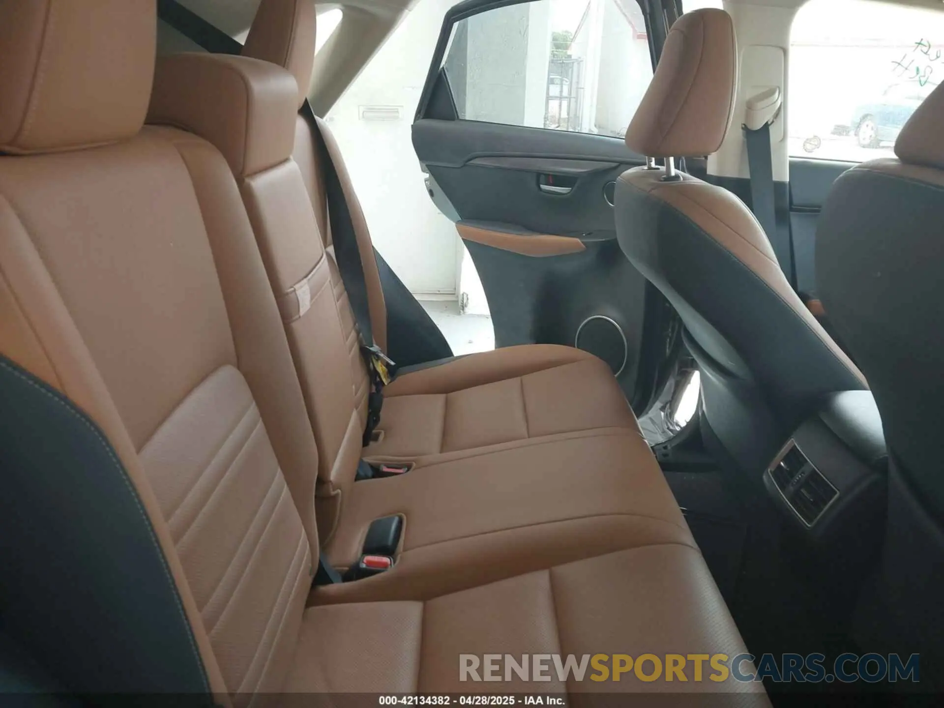 8 fotografías del automóvil dañado JTJDARBZXL2160889 LEXUS NX 300 2020