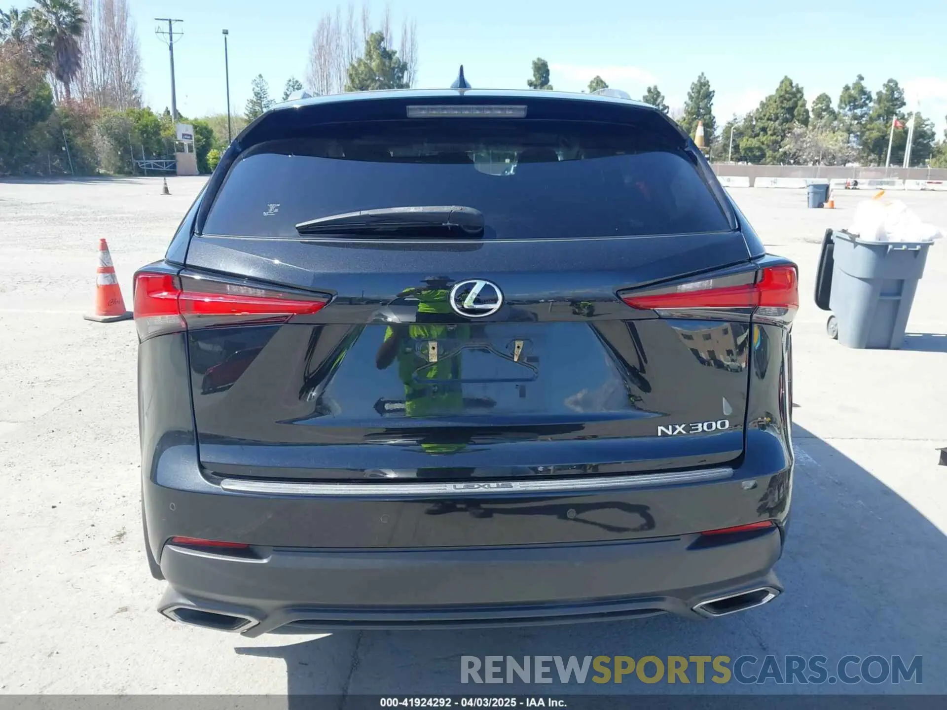17 fotografías del automóvil dañado JTJGARDZ4L2235032 LEXUS NX 300 2020
