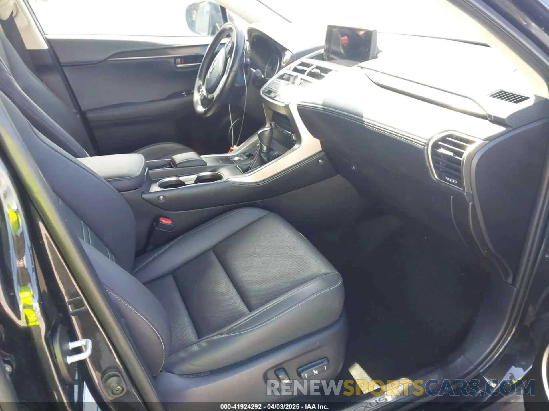 5 fotografías del automóvil dañado JTJGARDZ4L2235032 LEXUS NX 300 2020