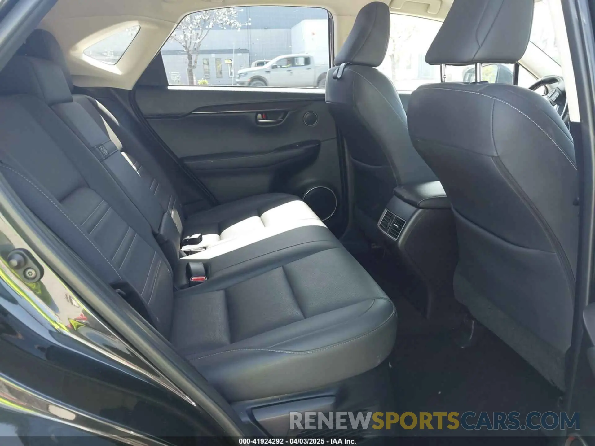 8 fotografías del automóvil dañado JTJGARDZ4L2235032 LEXUS NX 300 2020