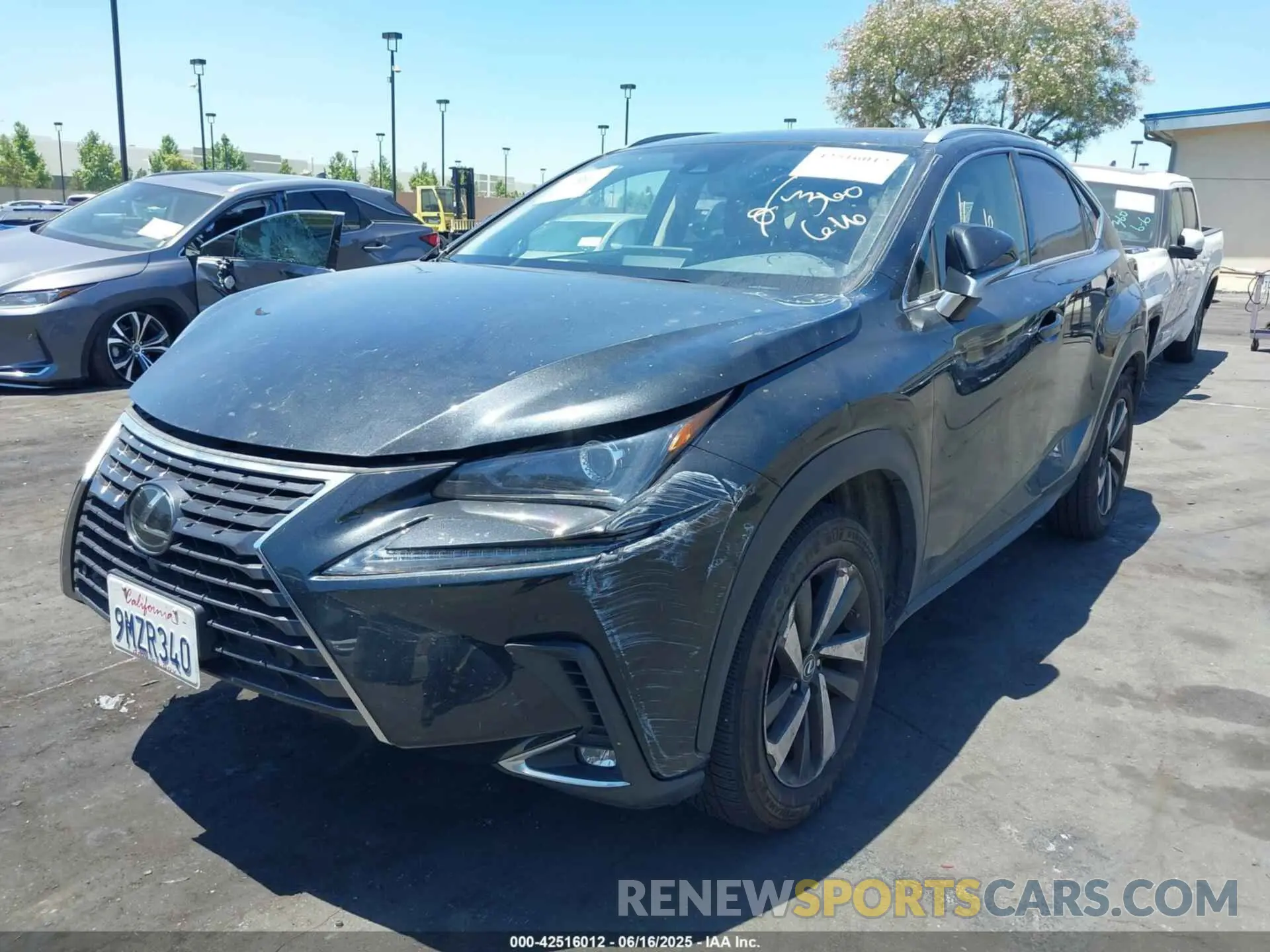 2 fotografías del automóvil dañado JTJGARBZ2M5033664 LEXUS NX 300 2021