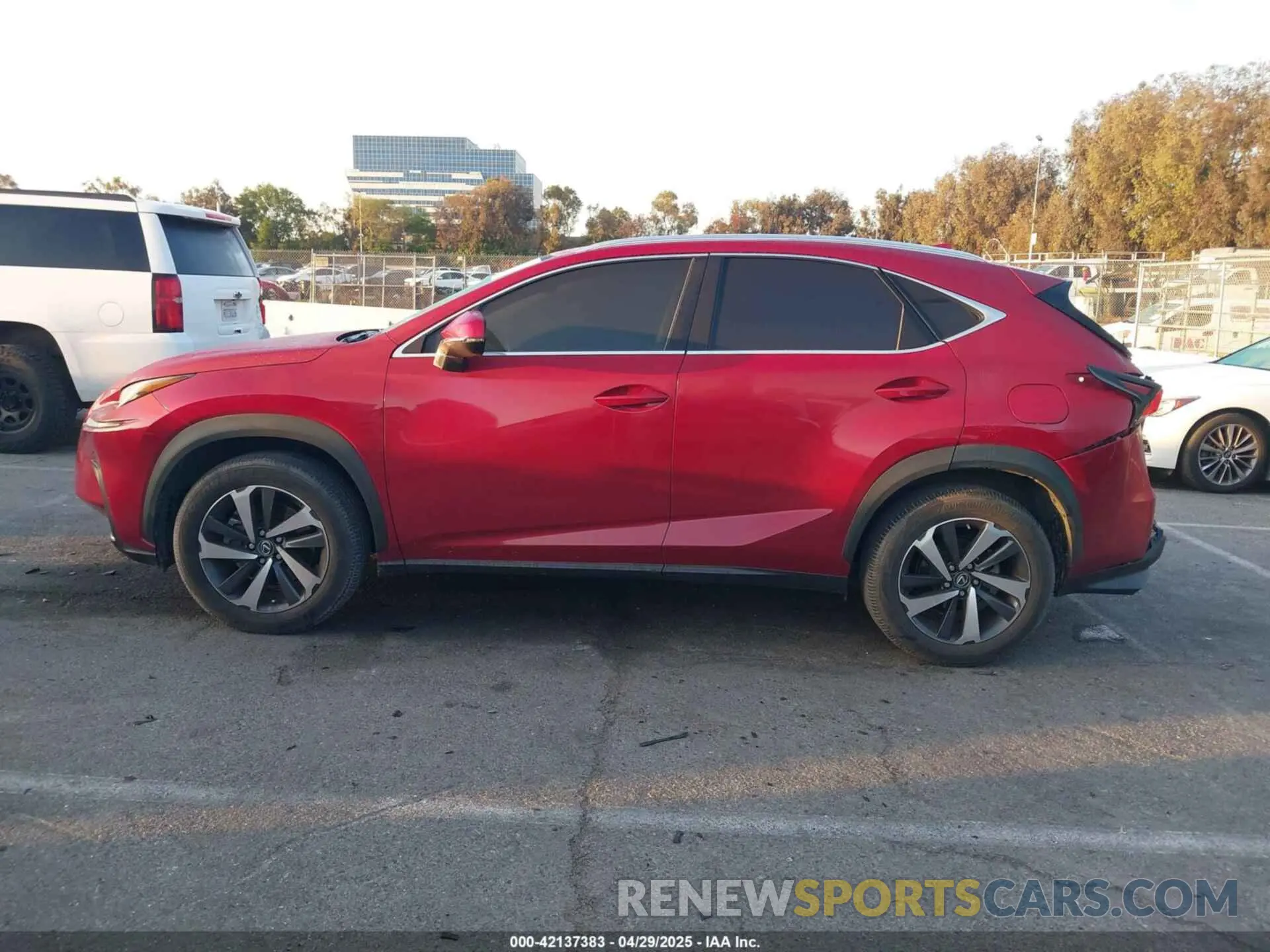 14 fotografías del automóvil dañado JTJGARBZXM5027773 LEXUS NX 300 2021