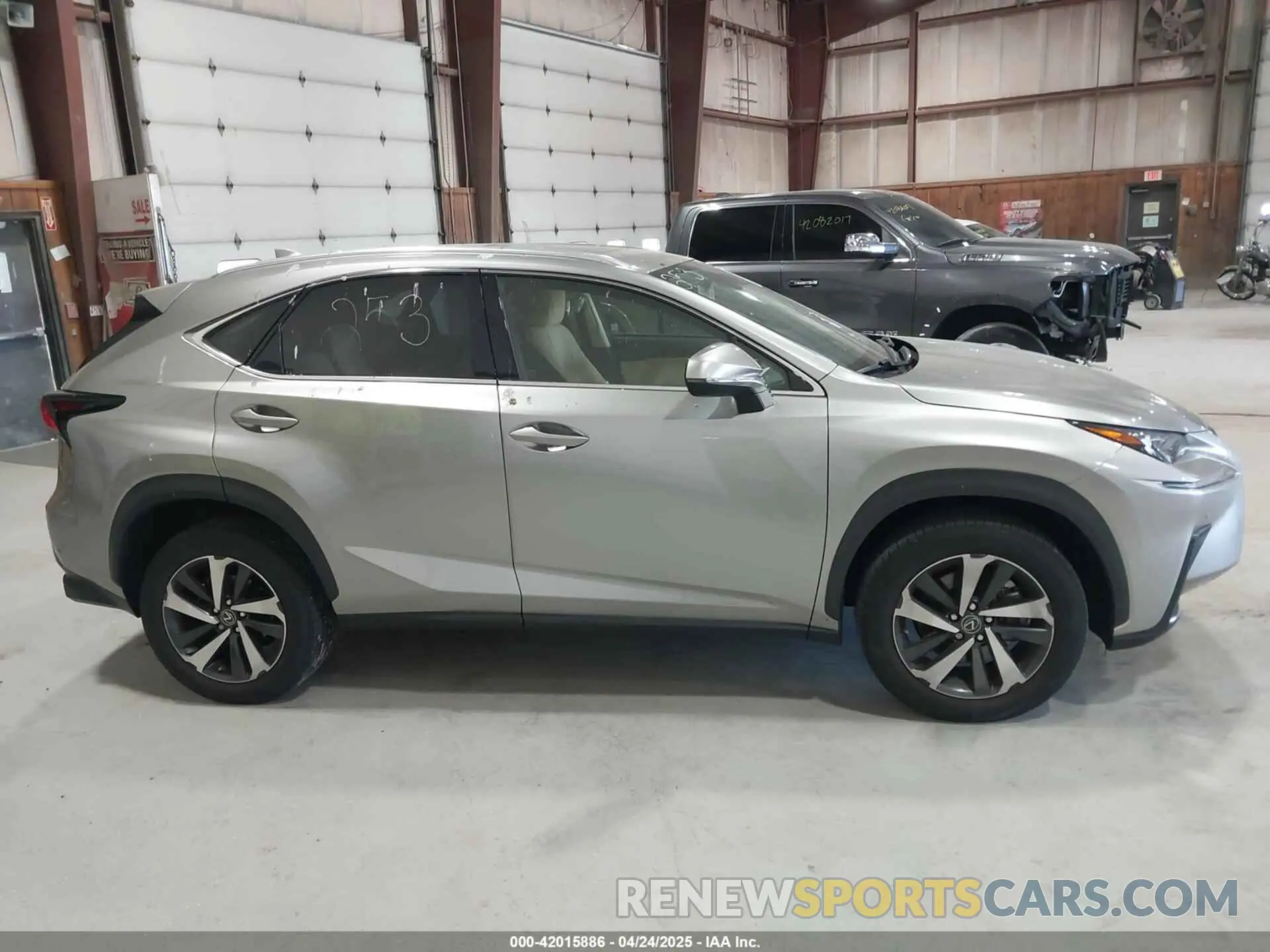 13 fotografías del automóvil dañado JTJGARDZ6M2256045 LEXUS NX 300 2021