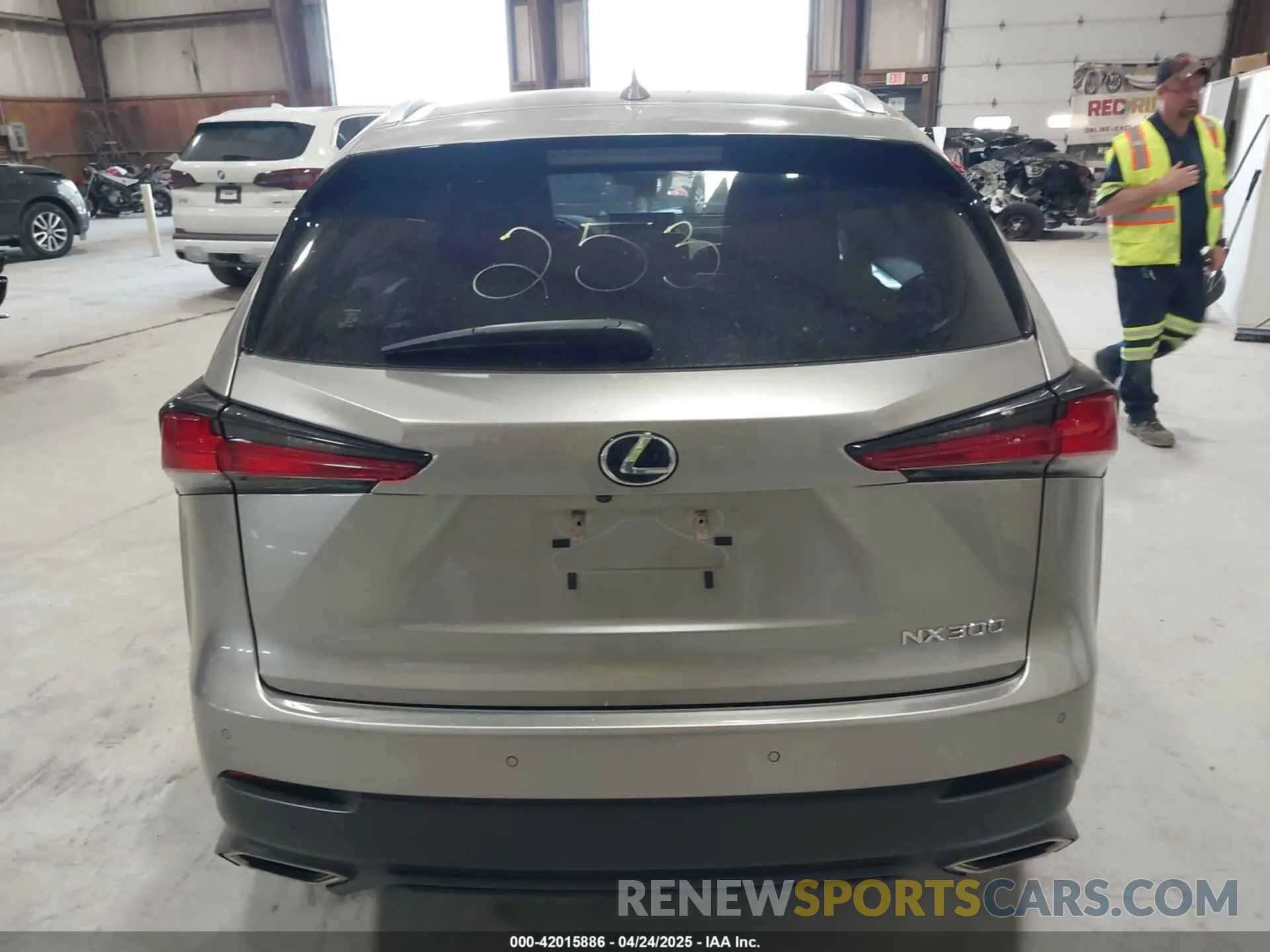 16 fotografías del automóvil dañado JTJGARDZ6M2256045 LEXUS NX 300 2021