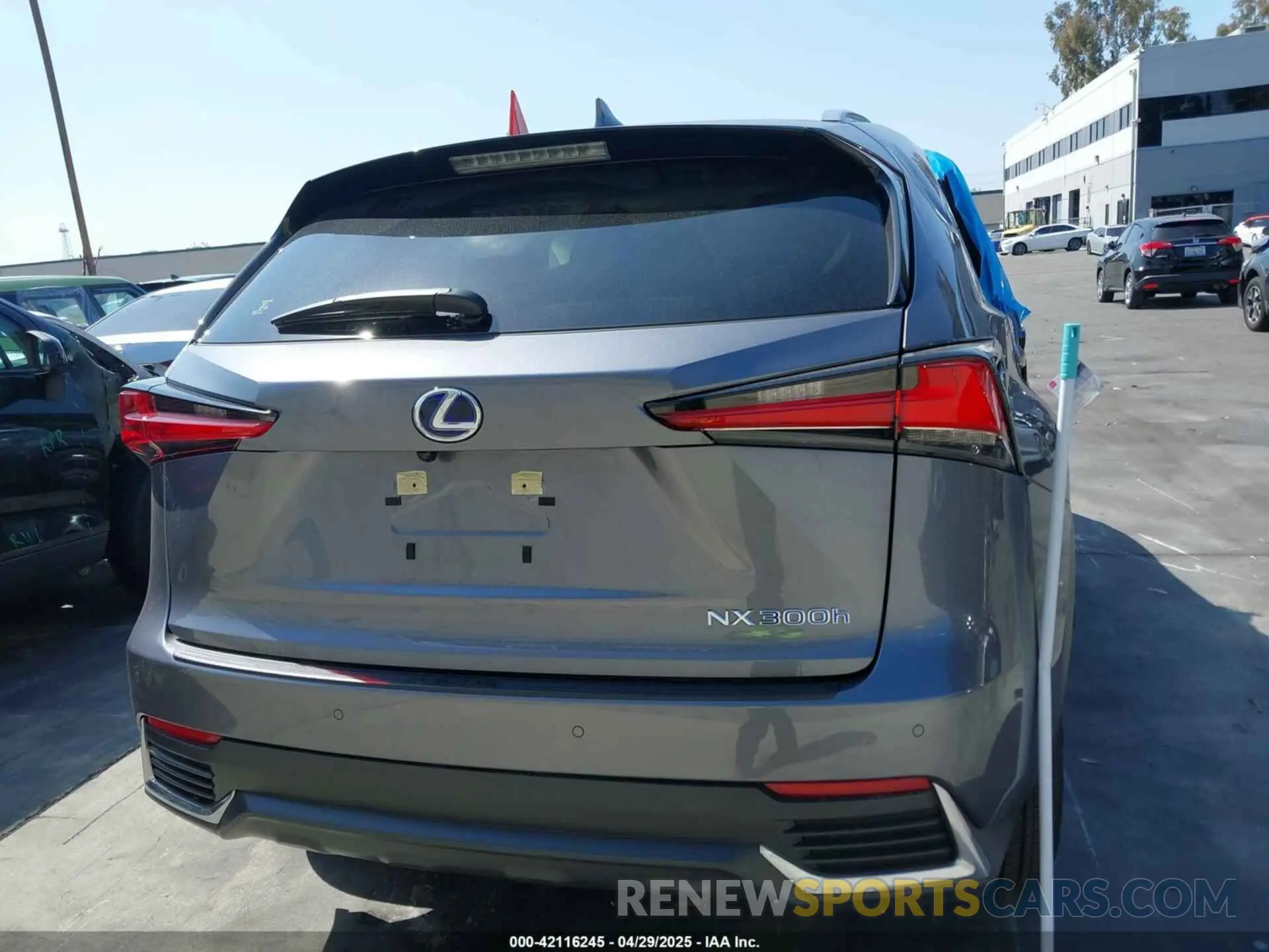 15 fotografías del automóvil dañado JTJGJRDZ7L5008111 LEXUS NX 300H 2020