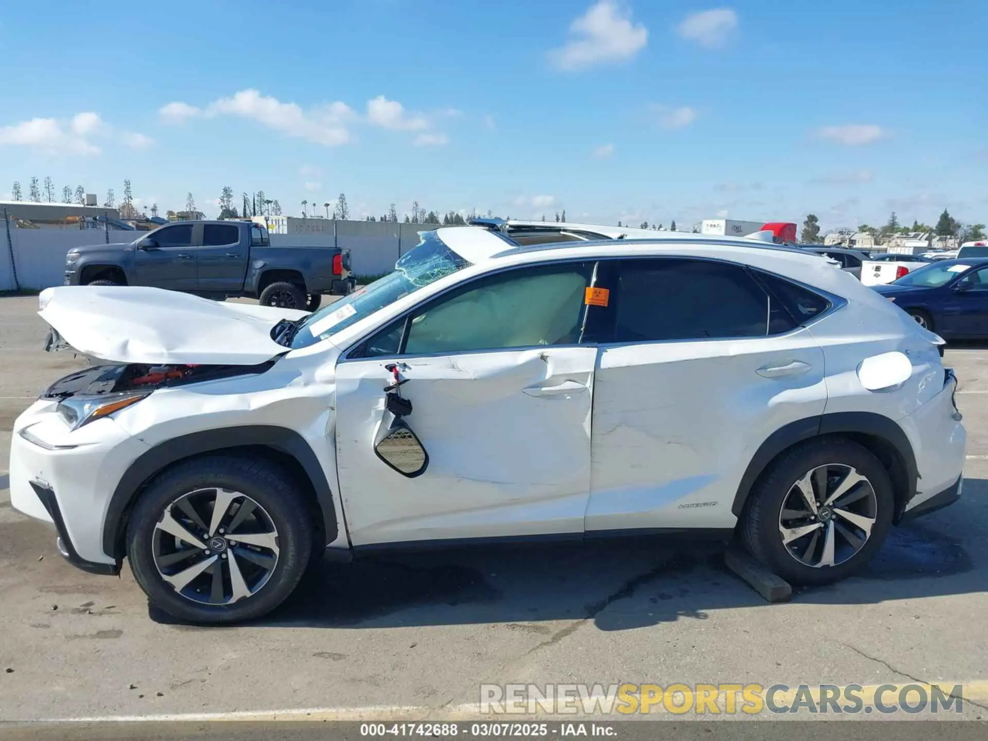 15 fotografías del automóvil dañado JTJGJRDZ3M2166674 LEXUS NX 300H 2021
