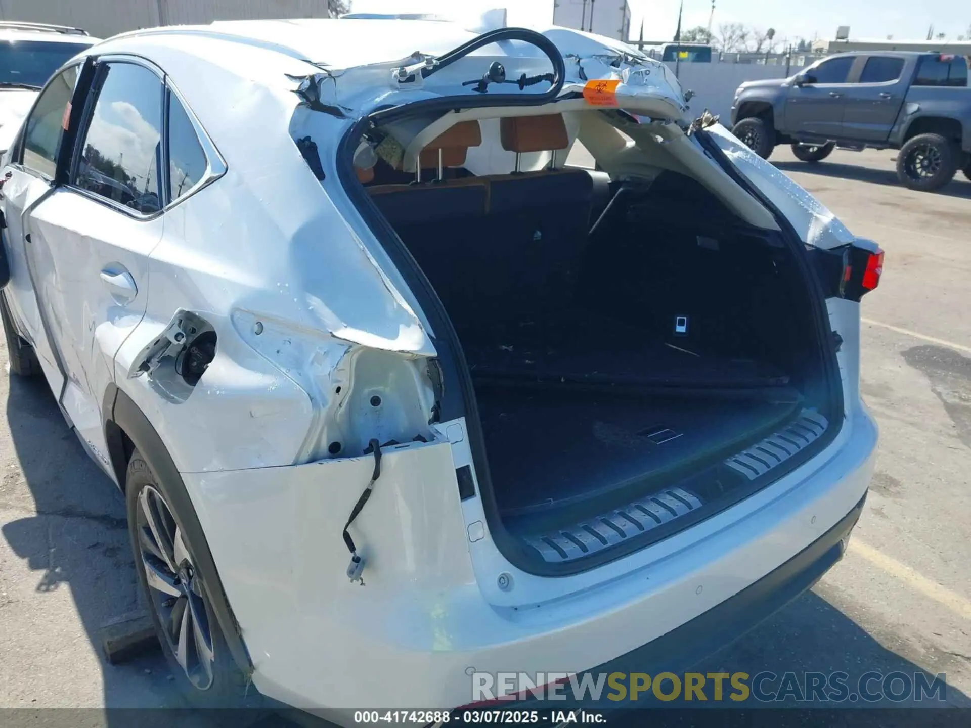 20 fotografías del automóvil dañado JTJGJRDZ3M2166674 LEXUS NX 300H 2021