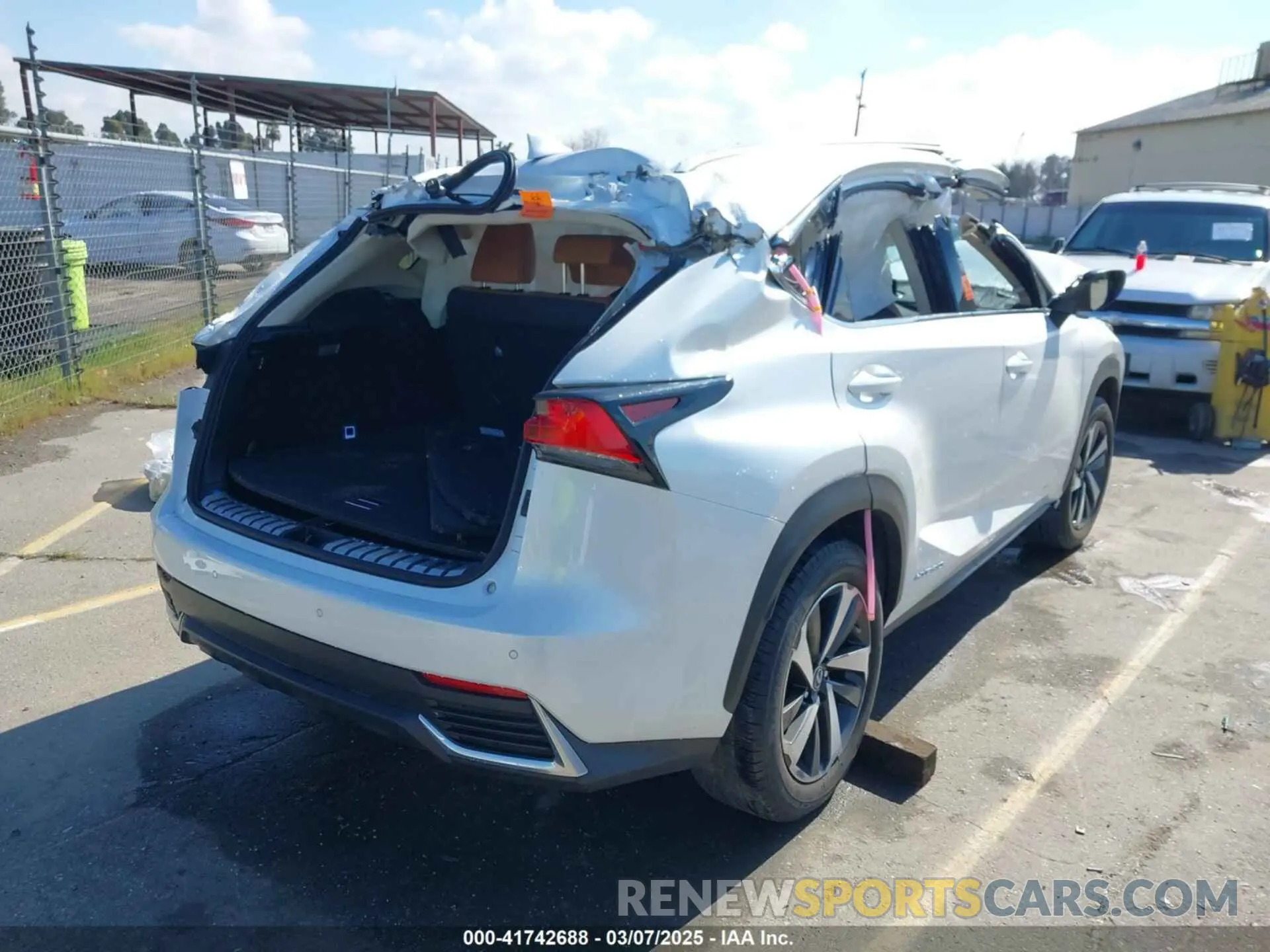 4 fotografías del automóvil dañado JTJGJRDZ3M2166674 LEXUS NX 300H 2021