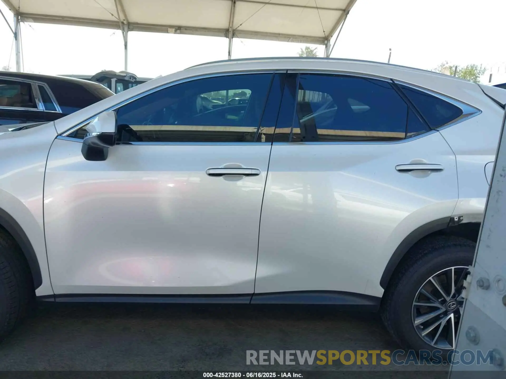 14 fotografías del automóvil dañado JTJAKCEZ4N5004616 LEXUS NX 350H 2022